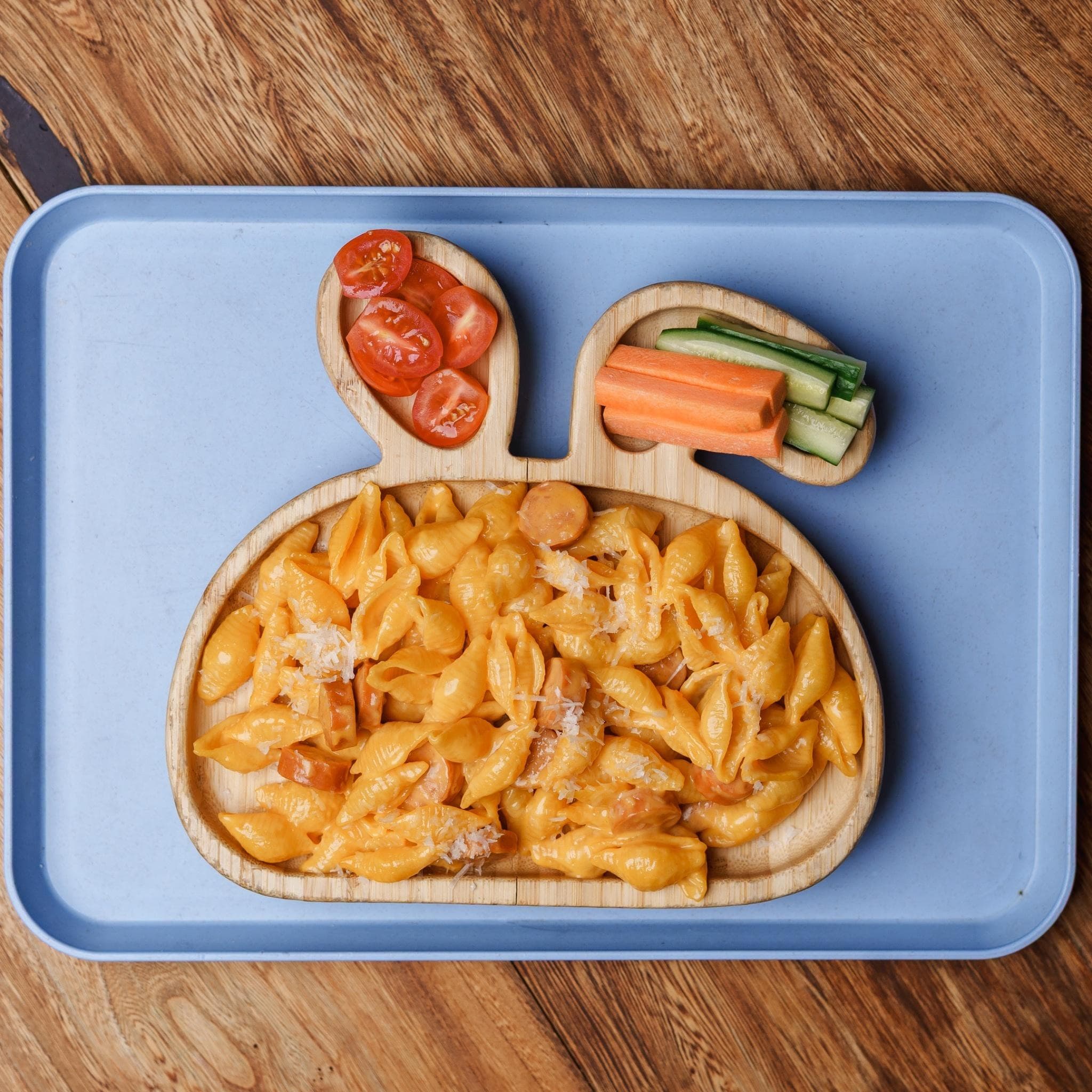 Cheese pasta shells with sausage