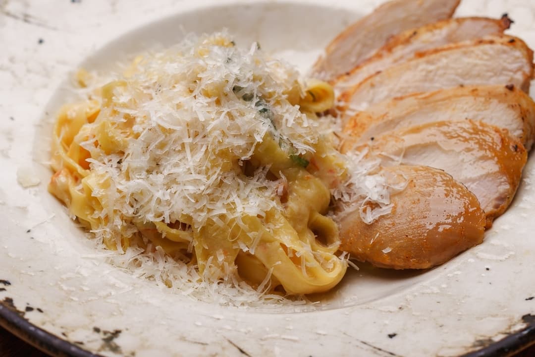 Chicken fettuccine with Sun-Dried Tomatoes